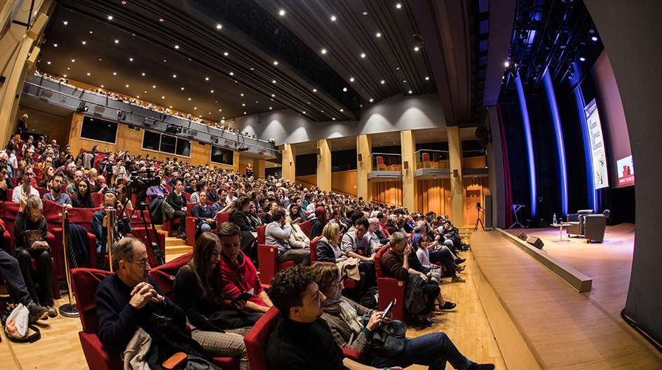 auditoirum rempli pendant une conférence