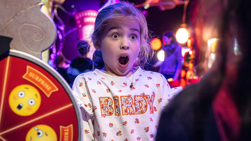 petite fille dans l'exposition Cerveau