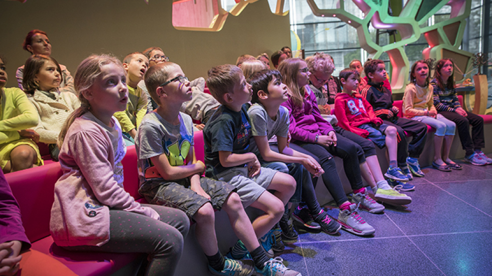 groupe d'enfants pendant une animation dans une exposition
