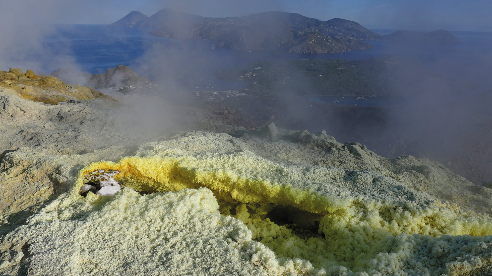 Dépôt soufrés sur la bordure nord du cratère de la Fossa di Vulcano, en Sicile.