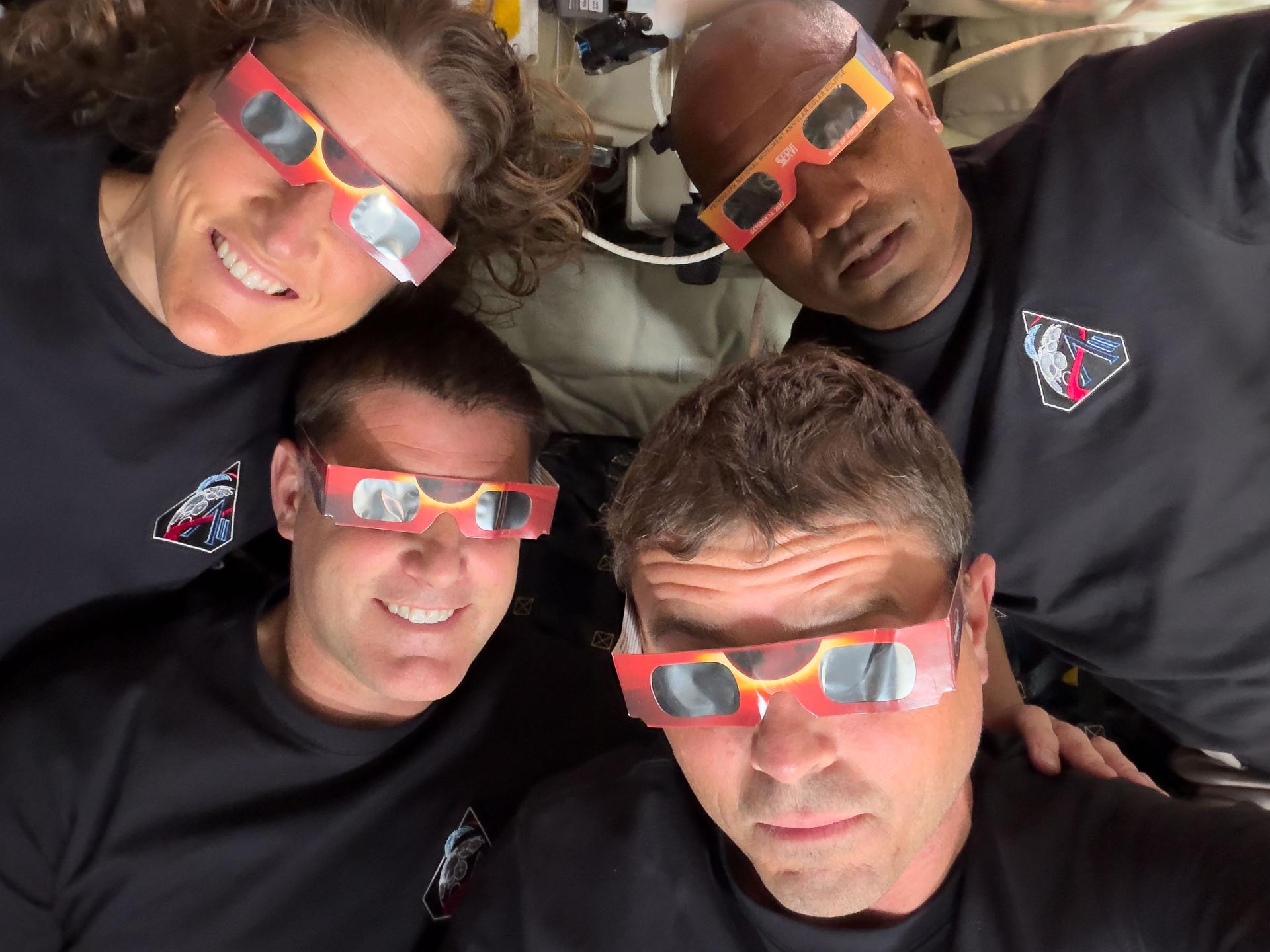 Astronautes Artemis lunettes eclipse