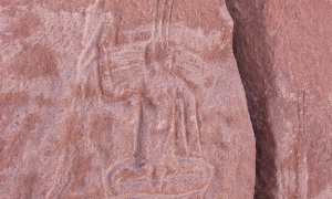 photo d'une ancienne gravure sur un mur