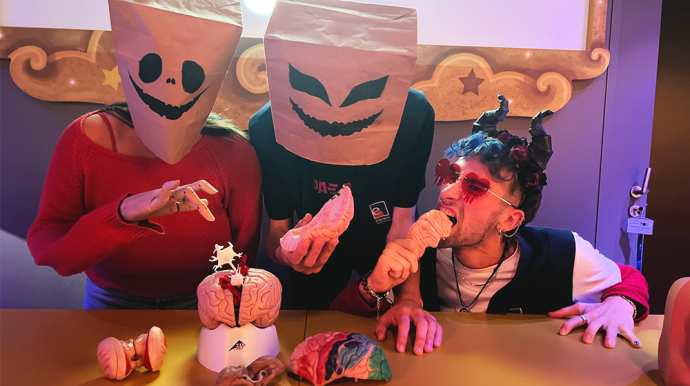 animateurs déguisés pour halloween, mimant le fait de manger du cerveau