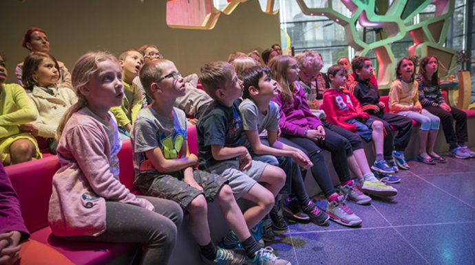 groupe d'enfants pendant une animation dans une exposition