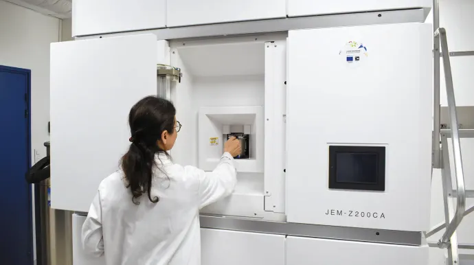 Le cryo-microscope électronique permet d'observer des éléments à l'échelle de l'atome.
