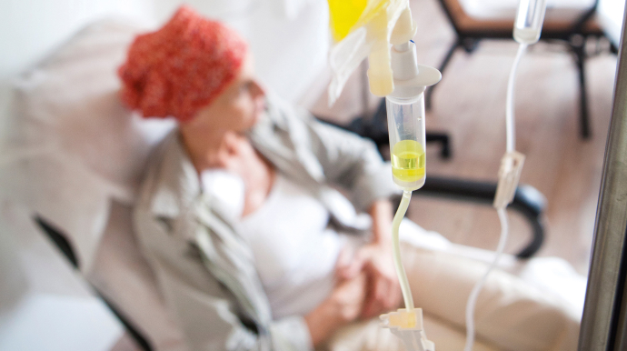 personne malade dans un fauteuil, reliée à une perfusion - © RFBSIP / ADOBE STOCK