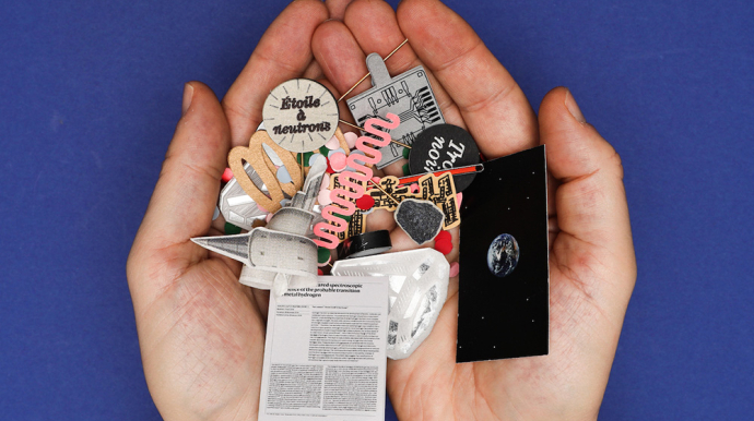 mains avec objets au milieu