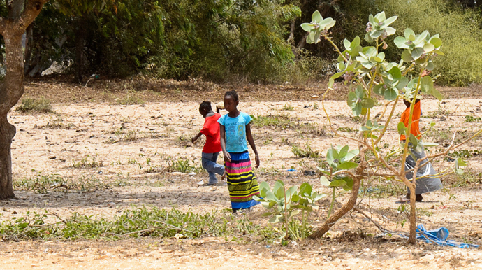 photo d'enfants au milieu d'un terre sans beaucoup de végétation