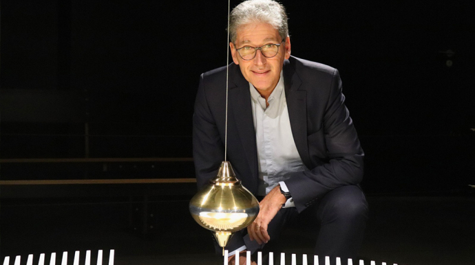 Michel Cabaret, devant le Pendule de Foucault de l'Espace des sciences de Morlaix