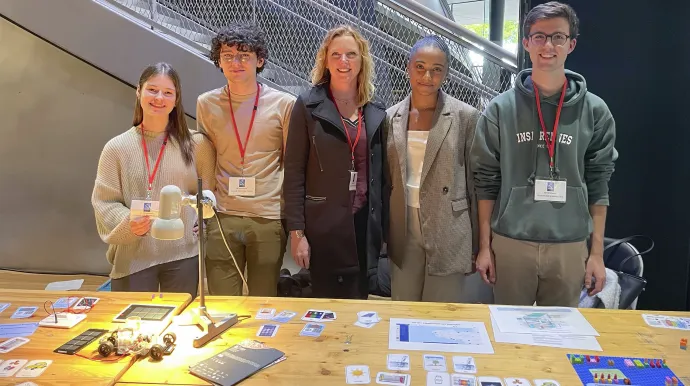 Des personnes devant un stand de la Fête de la science