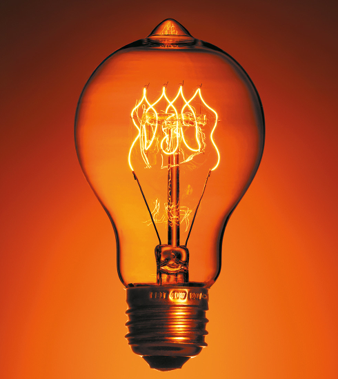 ampoule électrique sur fond orange 