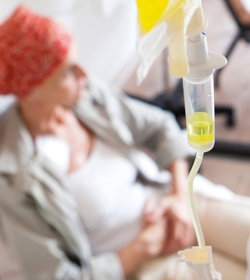 personne malade dans un fauteuil, reliée à une perfusion - © RFBSIP / ADOBE STOCK