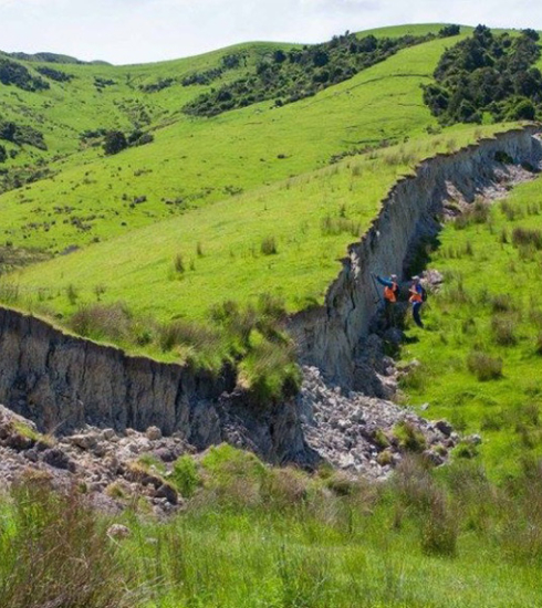 Photo d'un champs verdoyant, avec une fissure en plein milieu