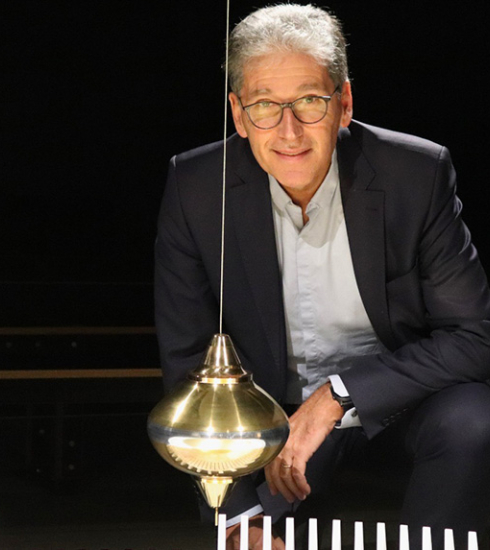Michel Cabaret, devant le Pendule de Foucault de l'Espace des sciences de Morlaix