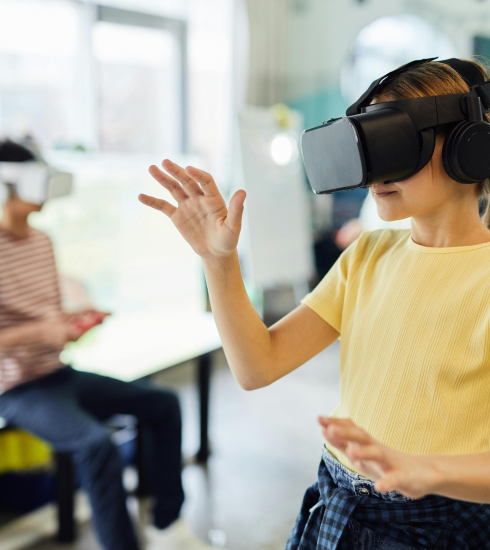 photo d'un adolescent avec un casque de réalité virtuelle