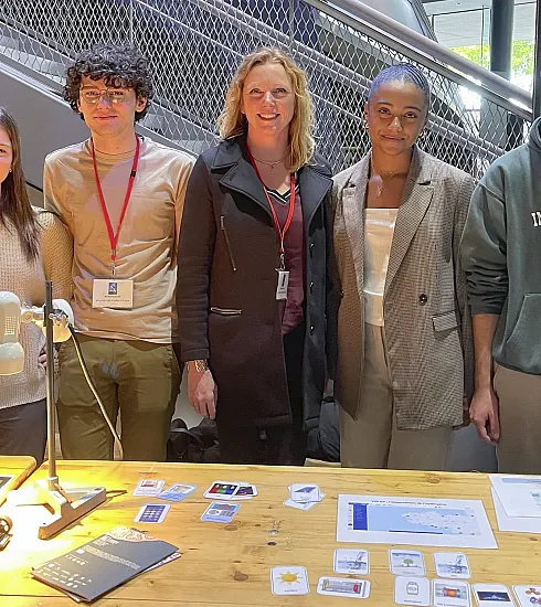 Des personnes devant un stand de la Fête de la science