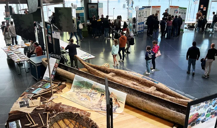 photo du hall des Champs Libres avec les stands de la fête de la science 