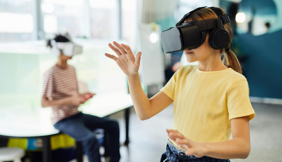 photo d'un adolescent avec un casque de réalité virtuelle