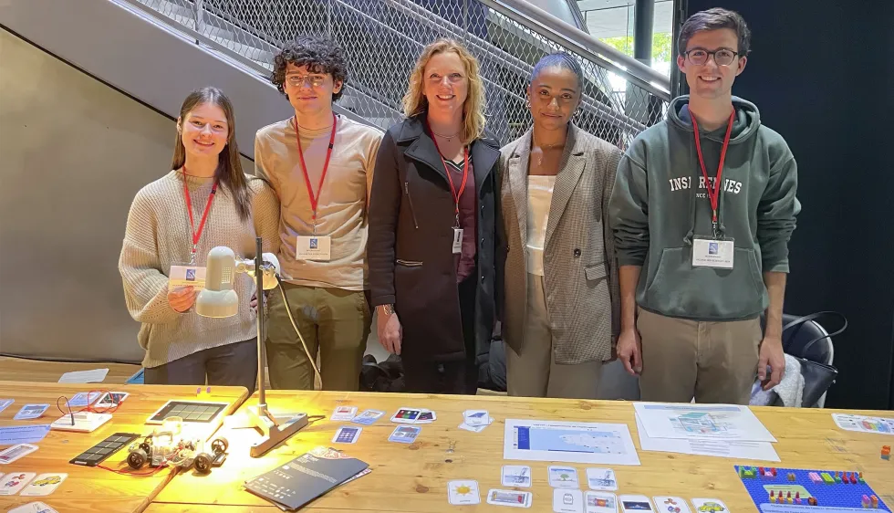 Des personnes devant un stand de la Fête de la science